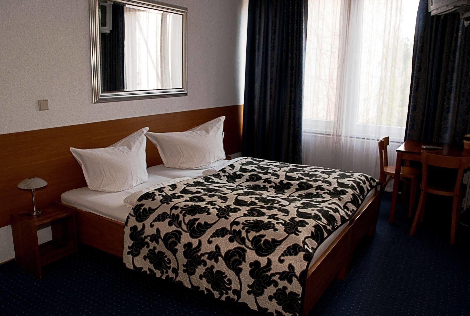 เพนชั่น เอบีซี Hotel เบอร์ลิน ภายนอก รูปภาพ